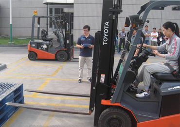 操作叉車前檢查、避讓障礙物、叉車倒車行駛要求、叉車停車放置及行為規范。
