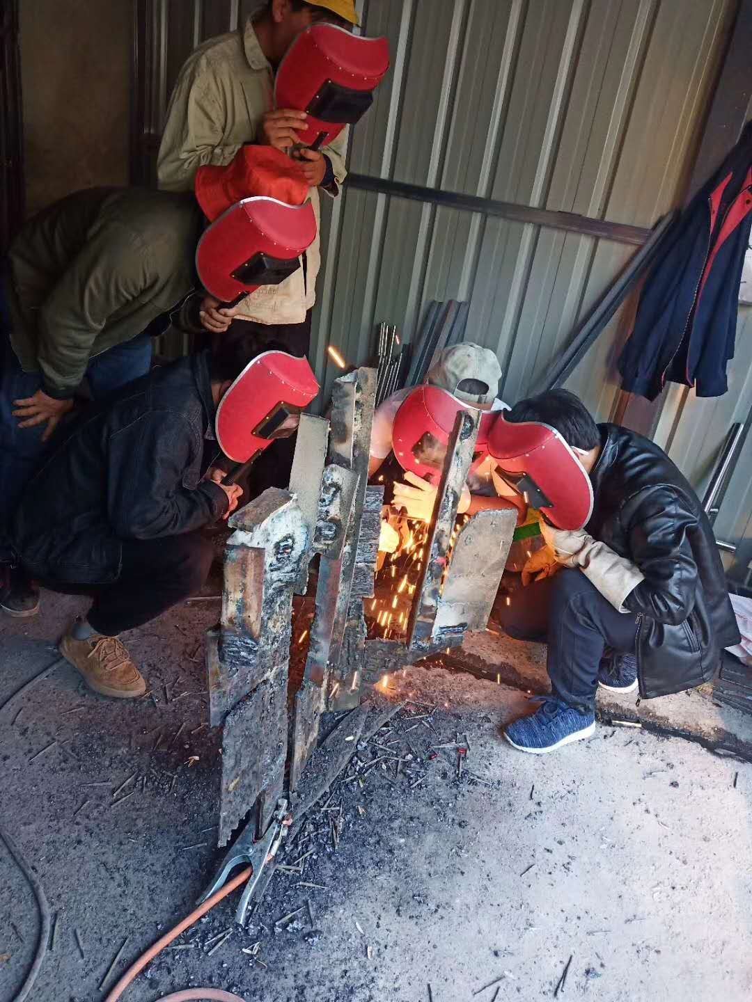 中環(huán)學(xué)校 焊工培訓(xùn)畢業(yè)照